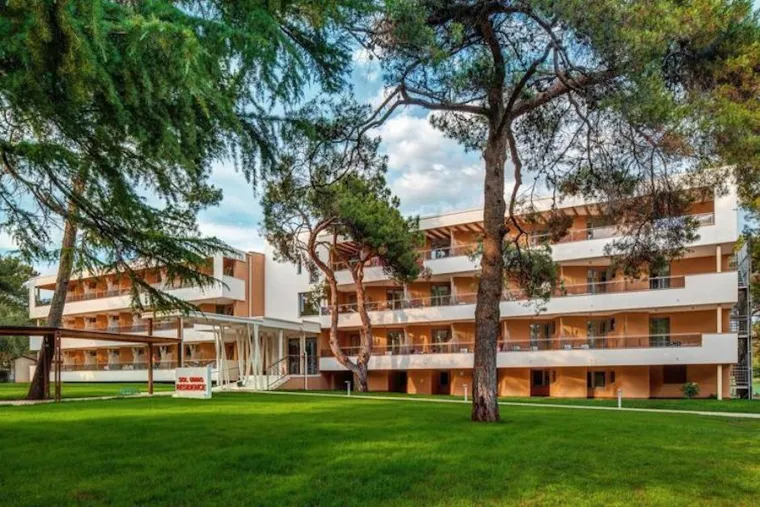 "Ovaj hotel nije najbolji. Ja i moj partner došli smo na mirni vikend i prilično smo se razočarali. Došli smo krajem rujna, već pri kraju sezone. Razočarenja: Na dolasku smo pitali gdje je bazen i dobili informaciju da bazen ne radi jer je “otrovan”. Na plaže je još bilo kupača, ali more je bilo ledeno. U sobi nije bilo klima uređaja pa je bilo teško spavati. Većina gostiju su bili Nijemci ili Hrvati, mi smo bili jedini Englezi. Kad smo otišli u spa, iznenadilo nas je da su tamo svi goli. Meni je osobno to malo previše, bez obavijesti unaprijed. Fuj! Dobre strane: vrlo udobni i golemi kreveti, čiste sobe, jeftin i ukusan ručak, lijepi spa (bilo bi sjajno bez te neželjene golotinje). Sve u svemu , ostali smo pomalo zbunjeni i razočarani i nećemo se vratiti", stoji u jednoj od recenzija hotela.