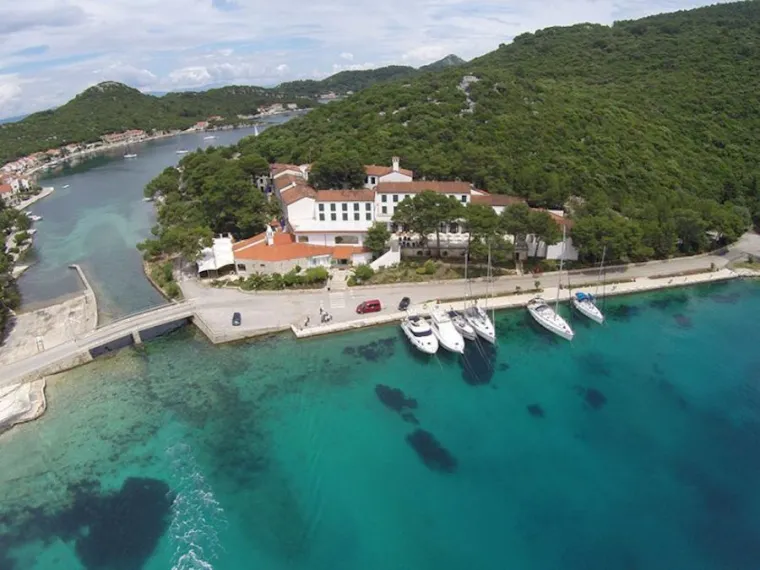 “Hotel je smješten u parku prirode ali kanalizacija se izlijeva u more. Smrad je užasan. U Africi rade isto, ali ovo je Europska unija. Odaberite neki drugi hotel. Hvala", stoji u recenziji gosta.