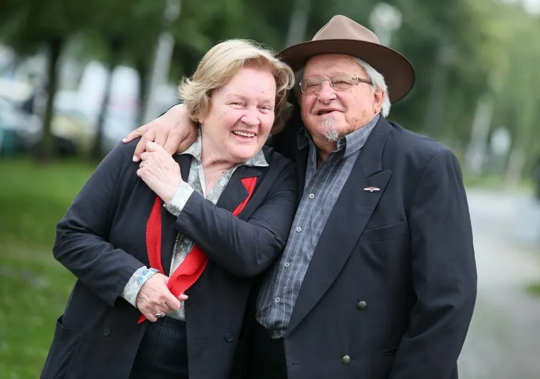 Kazali&scaron;nu akademiju zavr&scaron;io je 1955., a nakon toga zaposlio se u Narodnom kazali&scaron;tu u Varaždinu.