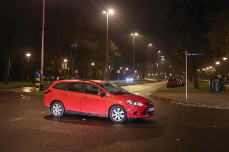 U Zagrebu na križanju Ukrajinske ulice i Kopernikove ulice policija obavlja očevid nakon nesreće u kojoj je sudjelovao osobni automobil marke Ford.