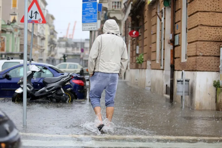 Centar Rijeke je pod vodom: Neki su kroz grad krenuli bosi, a neki na - dasci za veslanje!