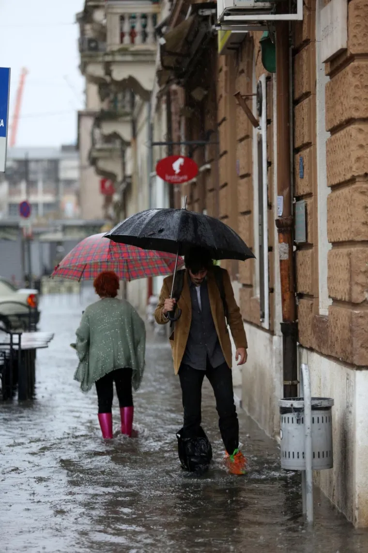 Centar Rijeke je pod vodom: Neki su kroz grad krenuli bosi, a neki na - dasci za veslanje!