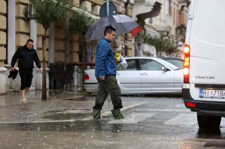 Centar Rijeke je pod vodom: Neki su kroz grad krenuli bosi, a neki na - dasci za veslanje!