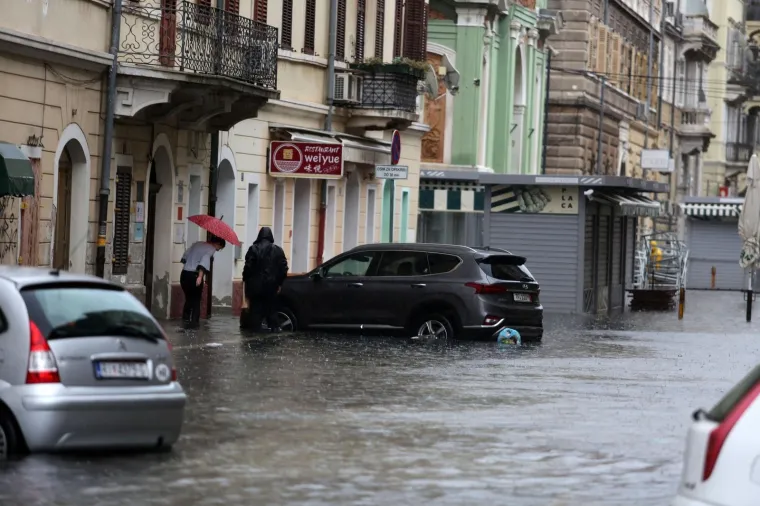 Centar Rijeke je pod vodom: Neki su kroz grad krenuli bosi, a neki na - dasci za veslanje!