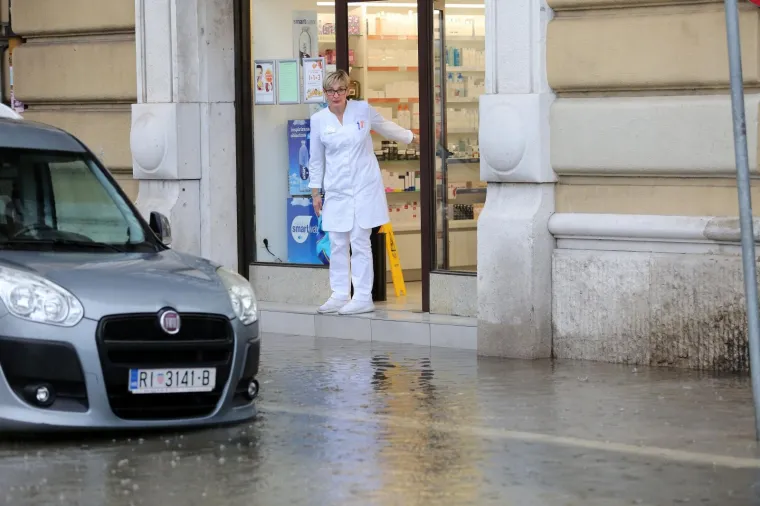 Centar Rijeke je pod vodom: Neki su kroz grad krenuli bosi, a neki na - dasci za veslanje!