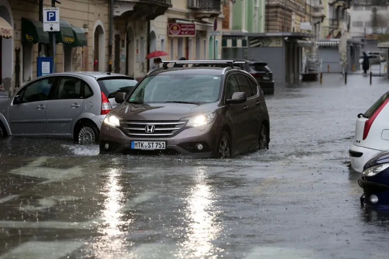 Centar Rijeke je pod vodom: Neki su kroz grad krenuli bosi, a neki na - dasci za veslanje!