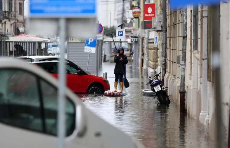 Centar Rijeke je pod vodom: Neki su kroz grad krenuli bosi, a neki na - dasci za veslanje!