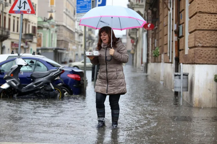 Centar Rijeke je pod vodom: Neki su kroz grad krenuli bosi, a neki na - dasci za veslanje!
