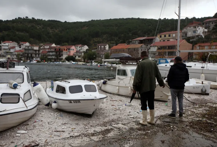 More ‘uzvratilo udarac’ kao svjedok ljudske neodgovornosti: Izbacilo hrpe smeća na zatonsku rivu