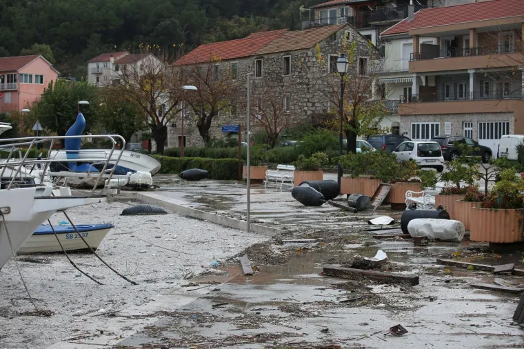 More ‘uzvratilo udarac’ kao svjedok ljudske neodgovornosti: Izbacilo hrpe smeća na zatonsku rivu