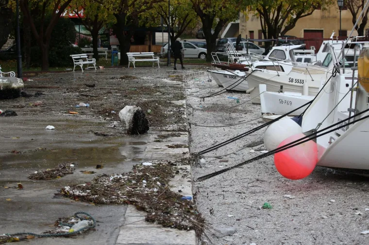 More ‘uzvratilo udarac’ kao svjedok ljudske neodgovornosti: Izbacilo hrpe smeća na zatonsku rivu