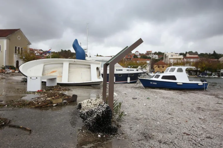 More ‘uzvratilo udarac’ kao svjedok ljudske neodgovornosti: Izbacilo hrpe smeća na zatonsku rivu