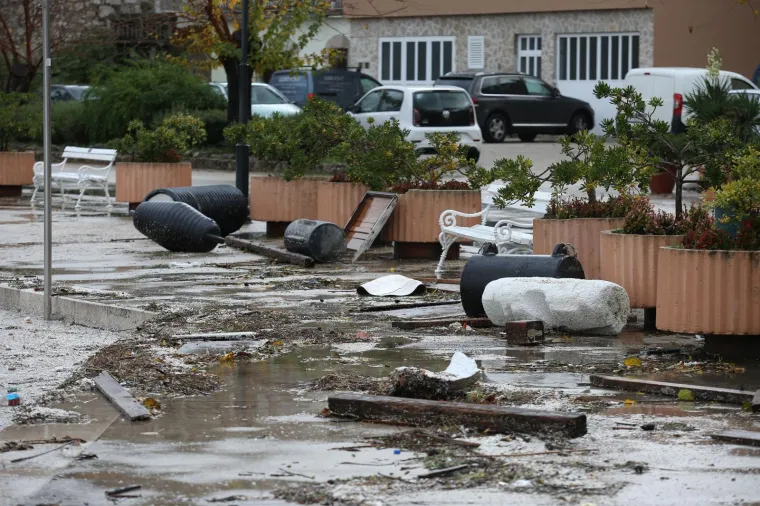 More ‘uzvratilo udarac’ kao svjedok ljudske neodgovornosti: Izbacilo hrpe smeća na zatonsku rivu