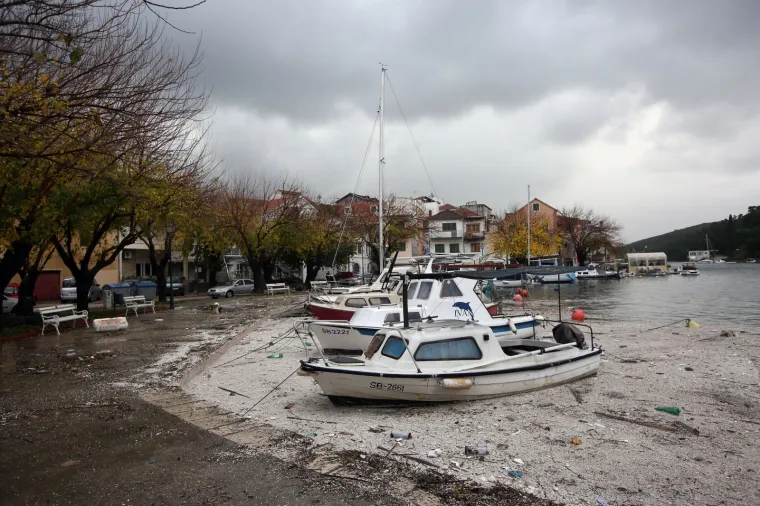 More ‘uzvratilo udarac’ kao svjedok ljudske neodgovornosti: Izbacilo hrpe smeća na zatonsku rivu