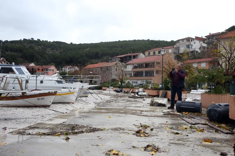 More ‘uzvratilo udarac’ kao svjedok ljudske neodgovornosti: Izbacilo hrpe smeća na zatonsku rivu