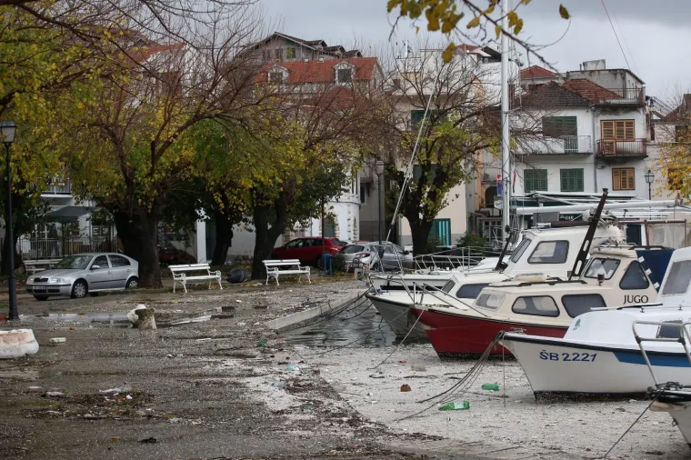 More ‘uzvratilo udarac’ kao svjedok ljudske neodgovornosti: Izbacilo hrpe smeća na zatonsku rivu