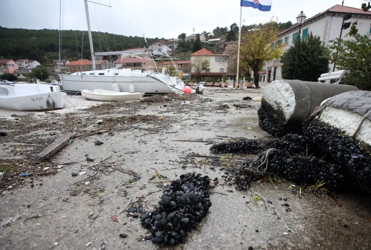 More &lsquo;uzvratilo udarac&rsquo; kao svjedok ljudske neodgovornosti: Izbacilo hrpe smeća na zatonsku rivu