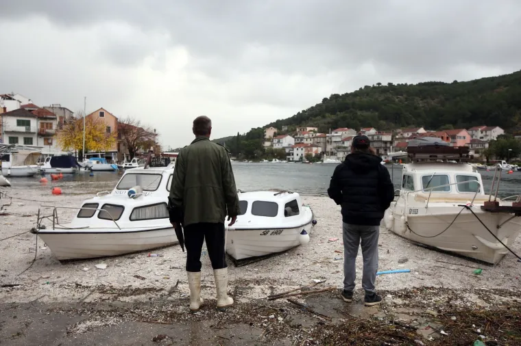 More &lsquo;uzvratilo udarac&rsquo; kao svjedok ljudske neodgovornosti: Izbacilo hrpe smeća na zatonsku rivu