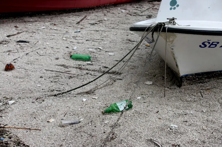 More &lsquo;uzvratilo udarac&rsquo; kao svjedok ljudske neodgovornosti: Izbacilo hrpe smeća na zatonsku rivu