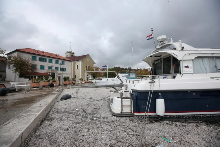 More &lsquo;uzvratilo udarac&rsquo; kao svjedok ljudske neodgovornosti: Izbacilo hrpe smeća na zatonsku rivu