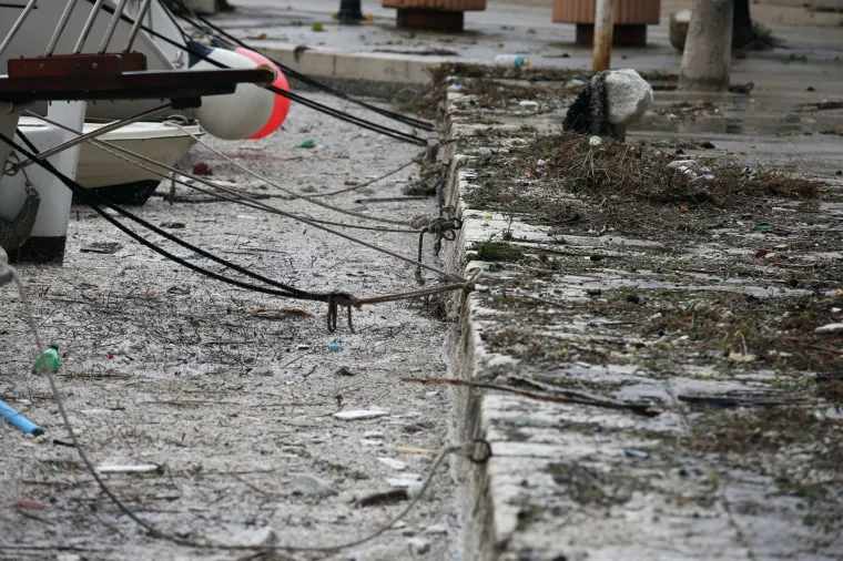 More &lsquo;uzvratilo udarac&rsquo; kao svjedok ljudske neodgovornosti: Izbacilo hrpe smeća na zatonsku rivu