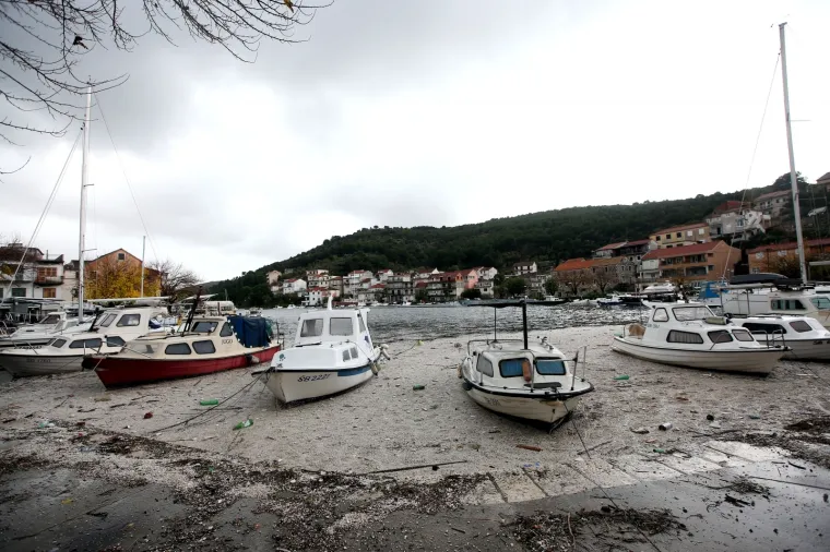 More &lsquo;uzvratilo udarac&rsquo; kao svjedok ljudske neodgovornosti: Izbacilo hrpe smeća na zatonsku rivu