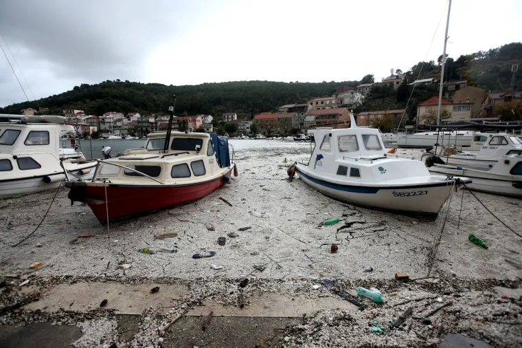 More &lsquo;uzvratilo udarac&rsquo; kao svjedok ljudske neodgovornosti: Izbacilo hrpe smeća na zatonsku rivu