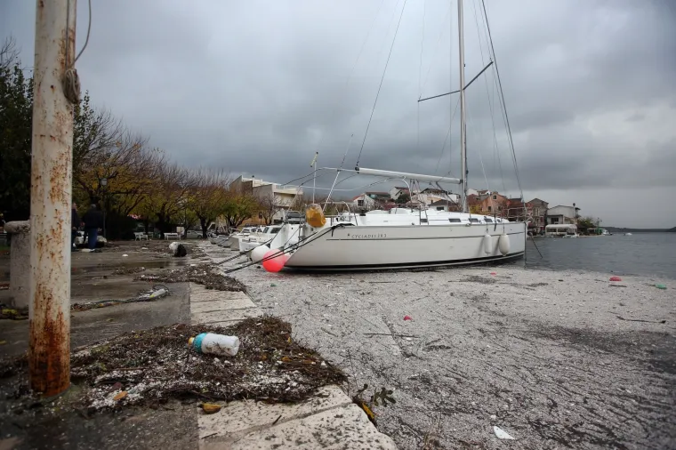 More &lsquo;uzvratilo udarac&rsquo; kao svjedok ljudske neodgovornosti: Izbacilo hrpe smeća na zatonsku rivu