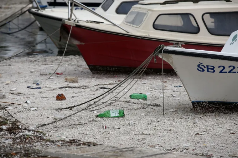 More &lsquo;uzvratilo udarac&rsquo; kao svjedok ljudske neodgovornosti: Izbacilo hrpe smeća na zatonsku rivu