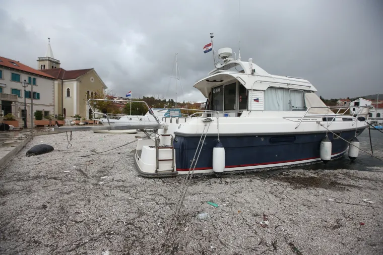 More &lsquo;uzvratilo udarac&rsquo; kao svjedok ljudske neodgovornosti: Izbacilo hrpe smeća na zatonsku rivu