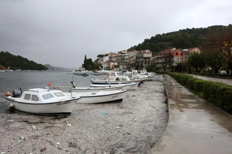 More &lsquo;uzvratilo udarac&rsquo; kao svjedok ljudske neodgovornosti: Izbacilo hrpe smeća na zatonsku rivu