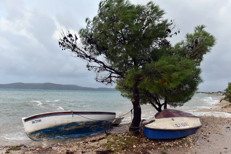Kataklizma u &Scaron;ibeniku: Riva i terese kafića pod vodom, more do&scaron;lo do kuća!