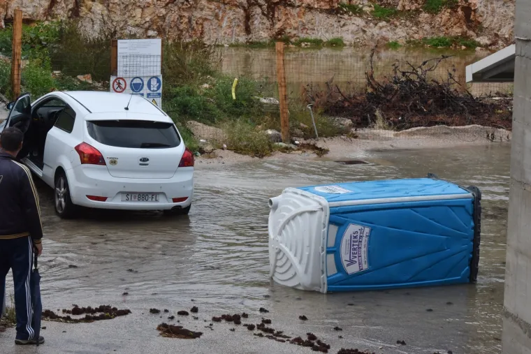 Kataklizma u &Scaron;ibeniku: Riva i terese kafića pod vodom, more do&scaron;lo do kuća!
