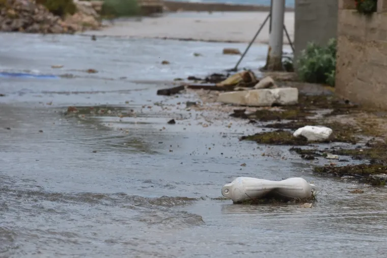 Kataklizma u &Scaron;ibeniku: Riva i terese kafića pod vodom, more do&scaron;lo do kuća!