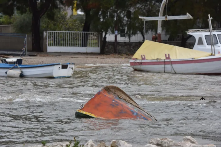 Kataklizma u &Scaron;ibeniku: Riva i terese kafića pod vodom, more do&scaron;lo do kuća!