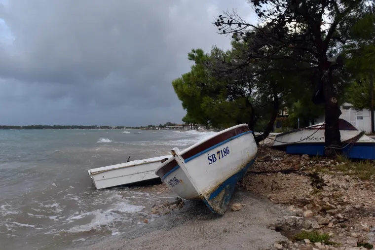 Kataklizma u &Scaron;ibeniku: Riva i terese kafića pod vodom, more do&scaron;lo do kuća!
