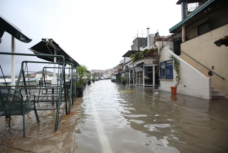Kataklizma u &Scaron;ibeniku: Riva i terese kafića pod vodom, more do&scaron;lo do kuća!
