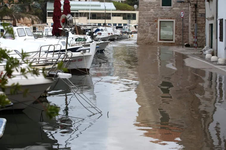 Kataklizma u &Scaron;ibeniku: Riva i terese kafića pod vodom, more do&scaron;lo do kuća!