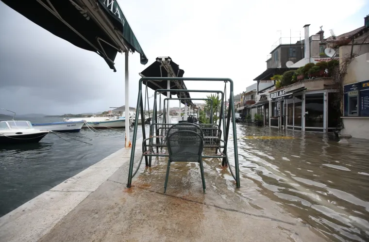 Kataklizma u &Scaron;ibeniku: Riva i terese kafića pod vodom, more do&scaron;lo do kuća!