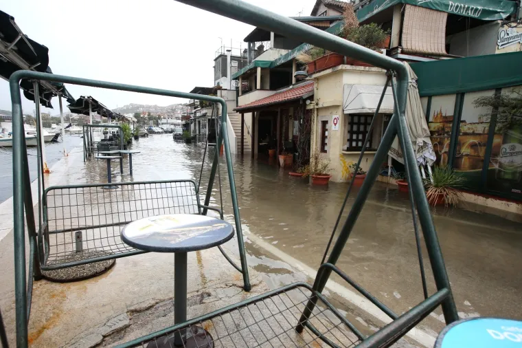 Kataklizma u &Scaron;ibeniku: Riva i terese kafića pod vodom, more do&scaron;lo do kuća!