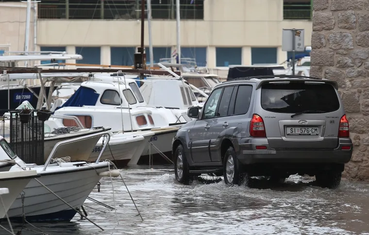 Kataklizma u &Scaron;ibeniku: Riva i terese kafića pod vodom, more do&scaron;lo do kuća!