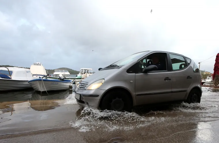 Kataklizma u &Scaron;ibeniku: Riva i terese kafića pod vodom, more do&scaron;lo do kuća!
