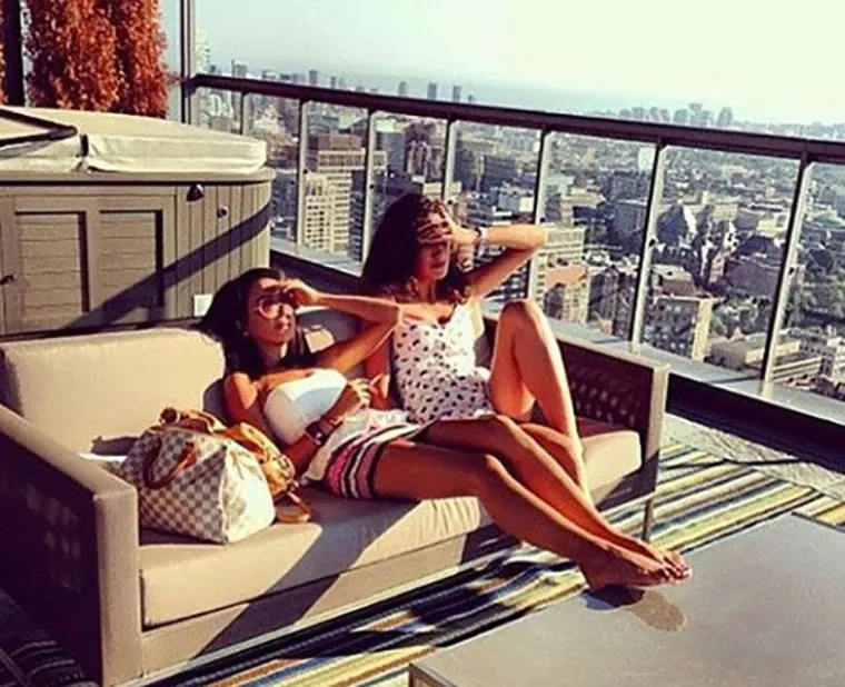 Sindrom bolesno bogate djece koja se hvale luksuzom na instagramu i opravdano ljute mnoge, nije ni&scaron;ta novo, no nitko ne izaziva toliku buru kao Bogati klinci Teherana. Osim &scaron;to se u Islamskoj Republici Iran ne gleda ba&scaron; blagonaklono na javno hvalisanje milijuna, a jo&scaron; manje na obnažene fotografije mladih Iranku, račun je oti&scaron;ao dalje i neskriveno hvali kraljevsku diktaturu &scaron;aha Reze Pahlavija. Zato im svako malo račune ukinu, i oni se svako malo ponovo vrate.  &Scaron;to se tiče samog bogatstva, iranska zlatna mladež ne zaostaje ni&scaron;ta za drugim Arijevcima.