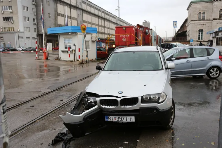 PROMETNA NESREĆA U SREDI&Scaron;TU RIJEKE: Teretni vlak naletio na automobil, nema ozlijeđenih