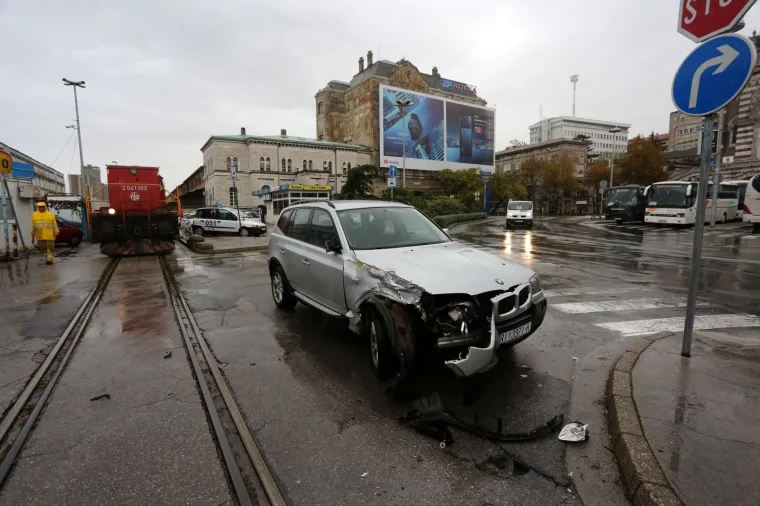 PROMETNA NESREĆA U SREDI&Scaron;TU RIJEKE: Teretni vlak naletio na automobil, nema ozlijeđenih