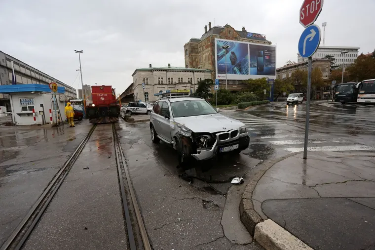 PROMETNA NESREĆA U SREDI&Scaron;TU RIJEKE: Teretni vlak naletio na automobil, nema ozlijeđenih