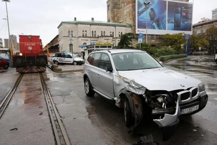 PROMETNA NESREĆA U SREDI&Scaron;TU RIJEKE: Teretni vlak naletio na automobil, nema ozlijeđenih
