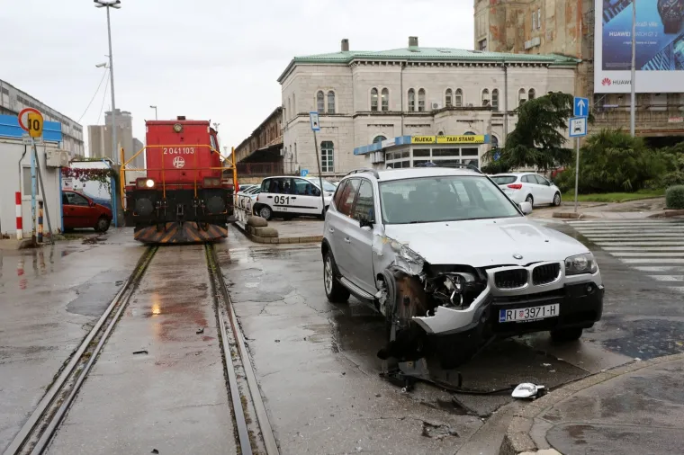 PROMETNA NESREĆA U SREDI&Scaron;TU RIJEKE: Teretni vlak naletio na automobil, nema ozlijeđenih