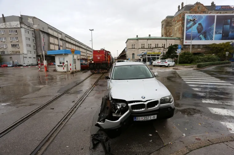 PROMETNA NESREĆA U SREDI&Scaron;TU RIJEKE: Teretni vlak naletio na automobil, nema ozlijeđenih
