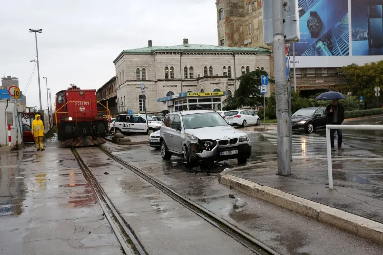 PROMETNA NESREĆA U SREDI&Scaron;TU RIJEKE: Teretni vlak naletio na automobil, nema ozlijeđenih